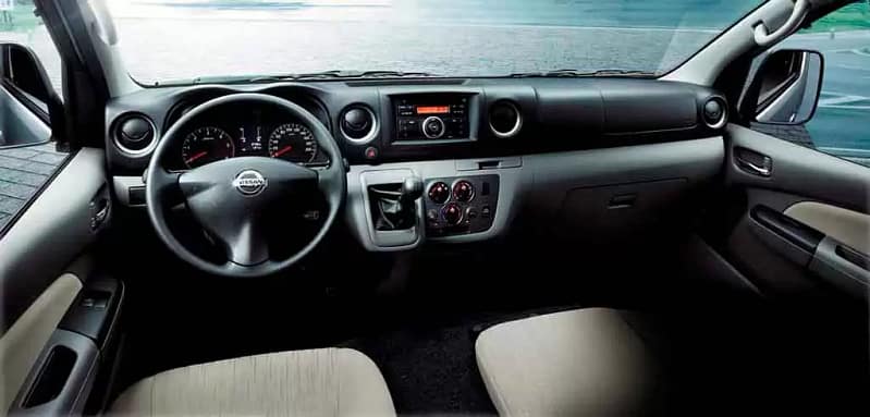 Interior da Van Nissan N350 Caravan